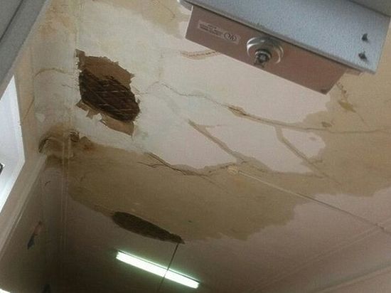 В гимназии  №7 Оренбурга обвалился потолок 