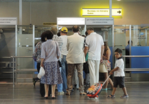 Проверять багаж пассажиров на входе в аэропорт и выходе из него по новым правилам начнут таможенники в ближайшем будущем