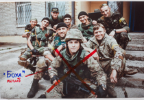 На выставке в Москве залили краской снимки солдат ВСУ, представленных в героическом ореоле