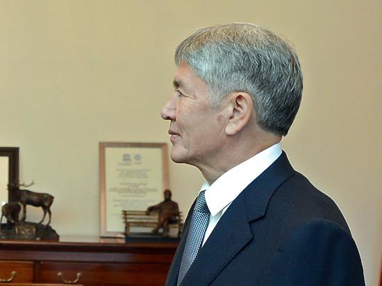 Глава Кыргызстана Алмазбек Атамбаев  вышел с больничного и приступил к работе