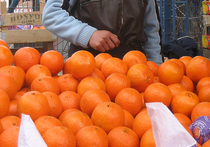 На следующий день после того, как Владимир Путин заявил о возврате на российский рынок продовольственных товаров из Турции, Россия официально сняла запрет на большую часть фруктов из «запретительного» списка
