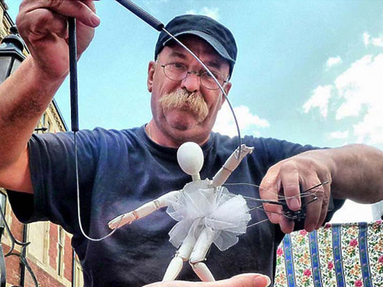 Знаменитый венгерский кукольник пропагандирует редкий жанр микроподиума