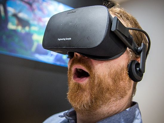 Глава Facebook Марк Цукерберг анонсировал прототип нового шлема виртуальной реальности от компании Oculus Rift