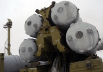 Россия поставила Ирану все зенитные ракетные системы С-300 в рамках контракта, подписанного сторонами девять лет назад. Тегеран должен был получить их гораздо раньше, однако Москва была вынуждена приостановить поставки из-за наложенных на страну санкций. 