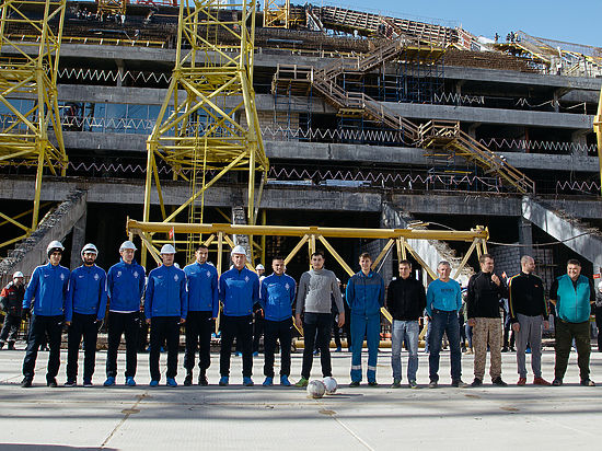Футболисты и тренеры ведущего самарского футбольного клуба посетили строительную площадку нового стадиона