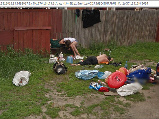 Спящие у забора жители Новоалтайска попали в объективы Google