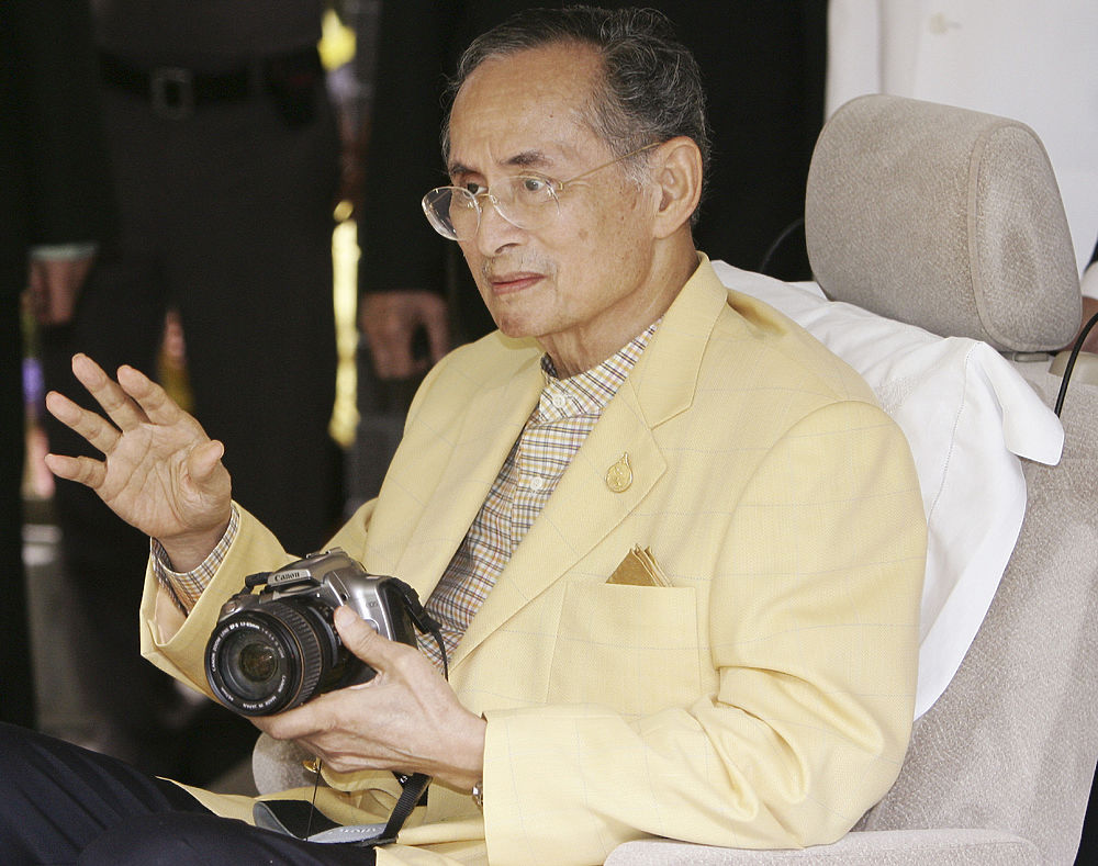 Наследник скончавшегося короля Таиланда поразил публику внешним видом