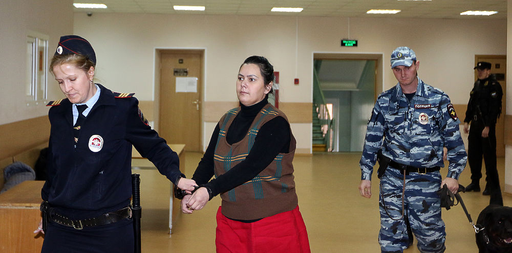 Няня-убийца Бобокулова явилась в суд в ярко-малиновой юбке