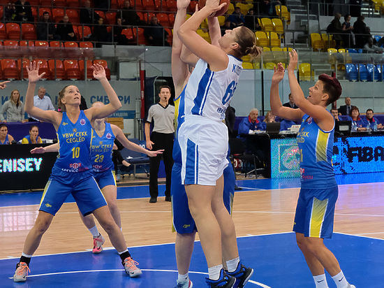 Свой дебютный домашний матч баскетболистки «Енисея» провели с венгерским «Цегленом», в рамках Еврокубка ФИБА.