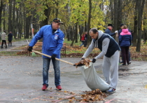 В рамках проведения месячника благоустройства, депутаты горсовета приняли участие в уборке парка в центре города