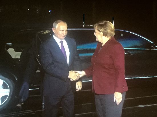 Меркель в Берлине вышла во двор, чтобы встретить президента России