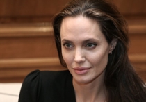 Агенты Федерального бюро расследований посетили дом Анджелины Джоли в Малибу, где она живет с детьми после развода, и подробно расспросили ее о ссоре Брэда Питта с 15-летним сыном Мэддоксом, в ходе которой актер ударил мальчика