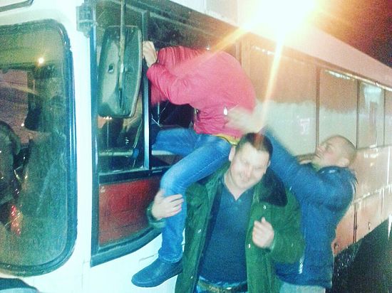 Пассажиры маршрутки в Барнауле после ДТП выбирались через окно