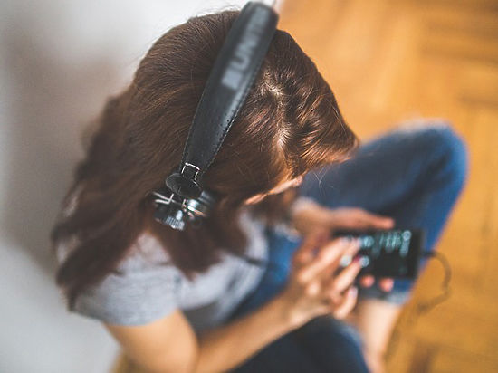 Прослушивание любимых композиций помогает бороться с бессонницей