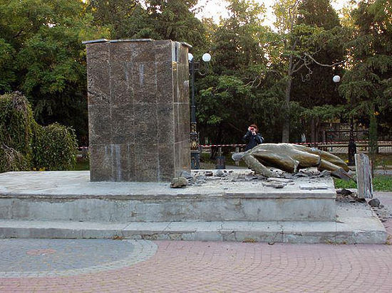 В Судаке неизвестные снесли памятник Ленину