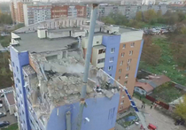 Мощный взрыв, которым буквально снесло два верхних этажа жилого дома, произошел в Рязани в ночь на воскресенье