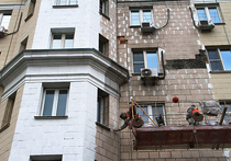 Не успели жильцы дома по Новопесчаной улице полюбоваться на отмытую от серой краски стену «сталинки» (эту историю «МК» осветил в номере от 6 октября 2016 года), как за голову схватились москвичи из других районов