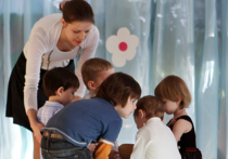 Министр образования Ольга Васильева заявила о необходимости создания детских садов при учебных заведениях, чтобы молодым мамам было проще учиться