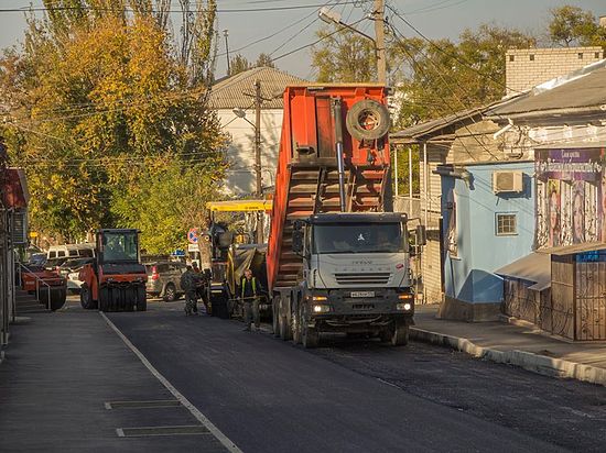 Глава Феодосии принес извинения за неудобства от круглосуточного ремонта дорог