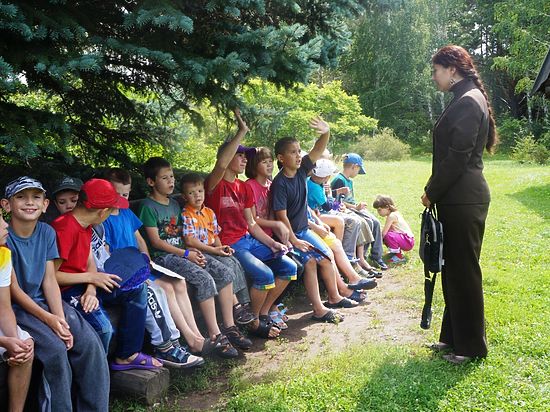 Воспитанникам Шушенского детского дома устроили праздник в дендрарии