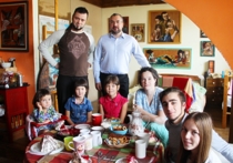 Воскресным днем городской депутат вместе с активистами «Молодой Гвардии Единой России» (МГЕР) отправился в гости к многодетной семье