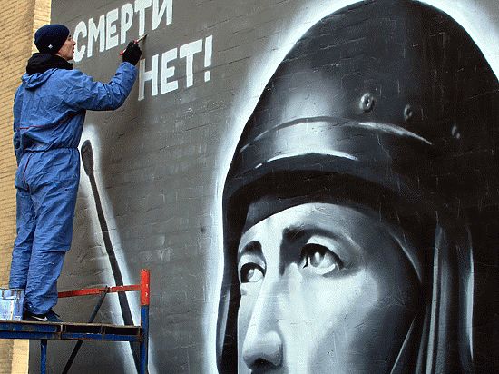 В Петербурге появилось граффити Моторолы. Черно-белый портрет украсил трансформаторную будку в Металлострое. «МК» в Питере» нашел авторов рисованного ополченца.