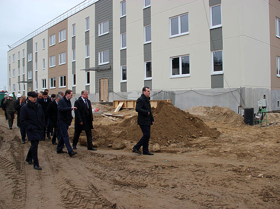 Жители нового дома по улице Муезерской в Петрозаводске решили пожаловаться федеральным чиновникам на плохое качество дома, куда их переселили из аварийного жилфонда
