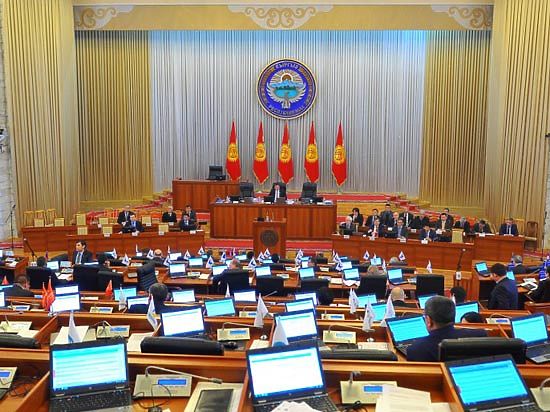 Почему кыргызский кабмин уходит в отставку, а правящая коалиция разваливается?
