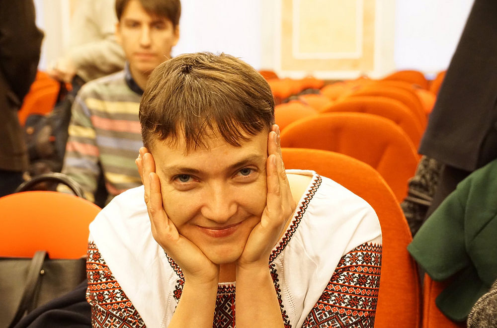 Улыбающаяся Савченко в вышиванке пришла на суд в Москве