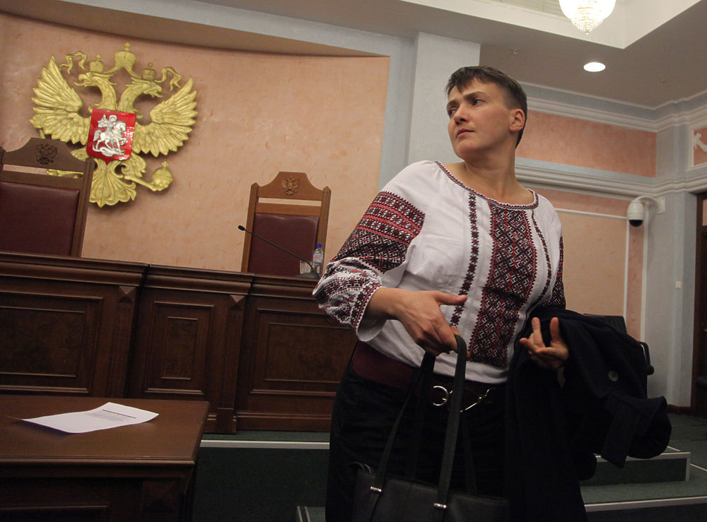 Савченко показала в Москве украинскую моду: бушлат, вышиванка, ремень