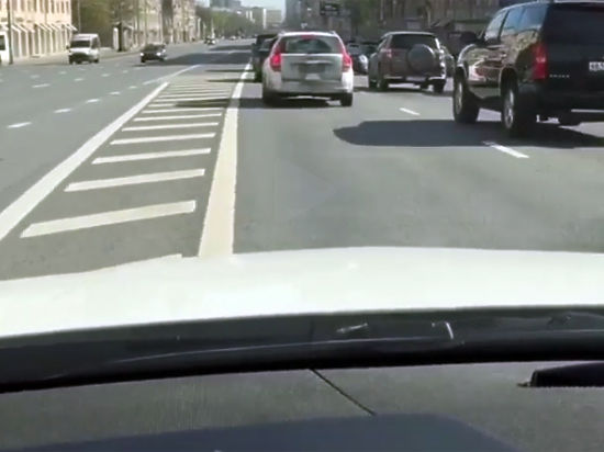 Автор ролика заявил, что не хочет «тупить» в потоке с другими автомобилистами