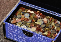 Семья из британского города Бишопс-Стортфорд обнаружила в несколько лет не открывавшейся ими шкатулке редчайшую монету начала XVIII века