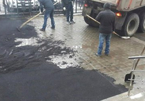 Заасфальтировать тротуарную плитку умудрились работники дорожно-строительной компании в подмосковном Одинцове
