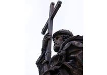 Памятник крестителю Руси князю Владимиру, торжественно открытый в День народного единства, продолжает волновать общественность