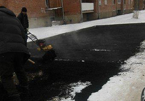 Сразу в трех городах Подмосковья рабочие проложили дорожки по свежевыпавшему снегу
