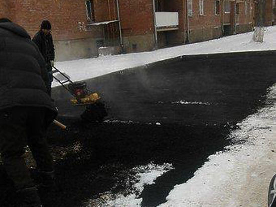 Сразу в трех городах Подмосковья рабочие проложили дорожки по свежевыпавшему снегу
