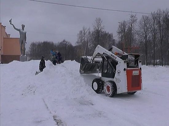 Несовершеннолетние играли рядом со снегоуборочной техникой несмотря на уговоры уйти в сторону 