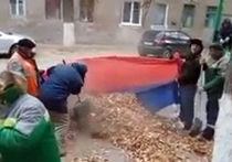 В истории с уборкой листы в российский флаг волгоградскими дворниками произошел новый поворот: теперь против них возбуждено уголовное дело
