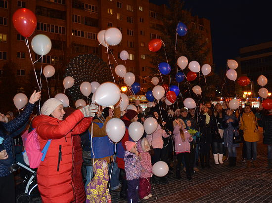 На площадь Владимира Храброго прошла акция «Парад молодежи