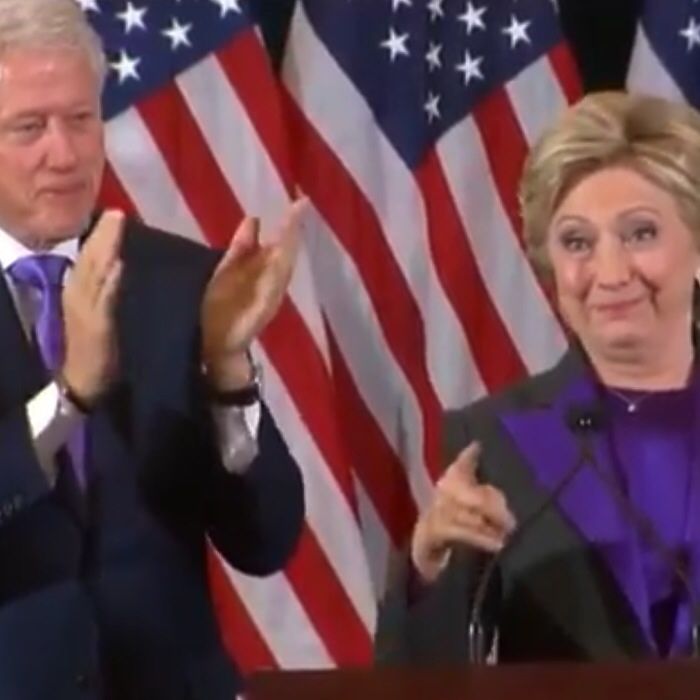 Хиллари Клинтон в обращении после выборов показала странные эмоции