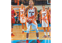 Капитан сборной России по баскетболу Евгения Белякова осенью присоединилась к своему клубу УГМК (Екатеринбург) в прекрасном настроении: в октябре в составе команды «Лос-Анджелес Спаркс» она выиграла титул чемпионки женской Национальной баскетбольной ассоциации (WNBA)
