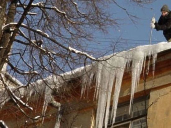 В Костроме будут штрафовать за опасные сосульки на крышах