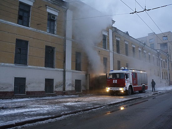 У редакции «МК Черноземье» появилась еще одна версия того, из-за чего сегодня вспыхнуло здание пустующего цеха электроаппаратного завода.