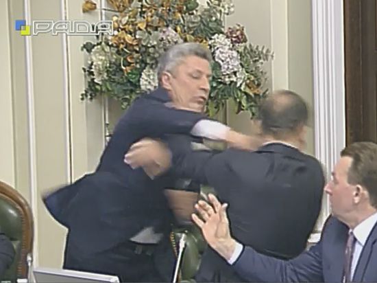 Лидер Оппозиционного блока врезал оппоненту после обвинений в предательстве