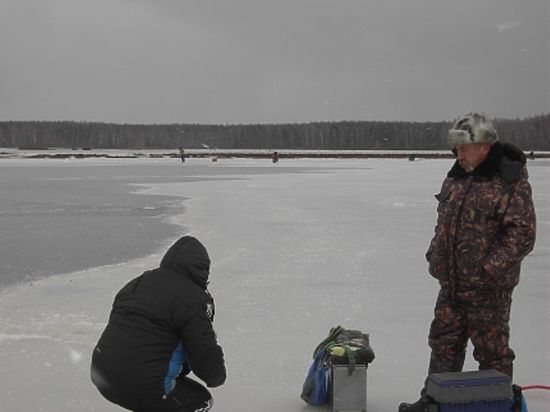 Спасатели патрулируют водные объекты, на лёд которых выходить запрещено