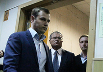 В Басманном суде Москвы образовался небывалый аншлаг: впервые в новейшей истории России там решали вопрос о мере пресечения действующему министру, обвиненному во взятке в $2 млн