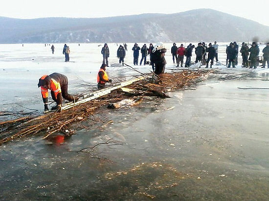 Дальневосточные спасатели эвакуировали со льда более 140 любителей зимней рыбалки

