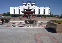 Следственный комитет по республике Тыва сообщил о розыске девушки, закинувшей ногу на буддистский молитвенный барабан в центре столице республики — Кызыла