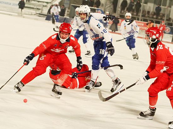 В Красноярске состоялось открытие сезона 2016-2017 годов по хоккею с мячом. 