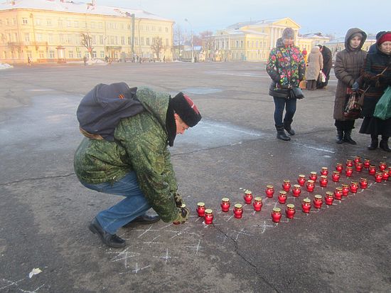 В центре Костромы зажгли свечи надежды
